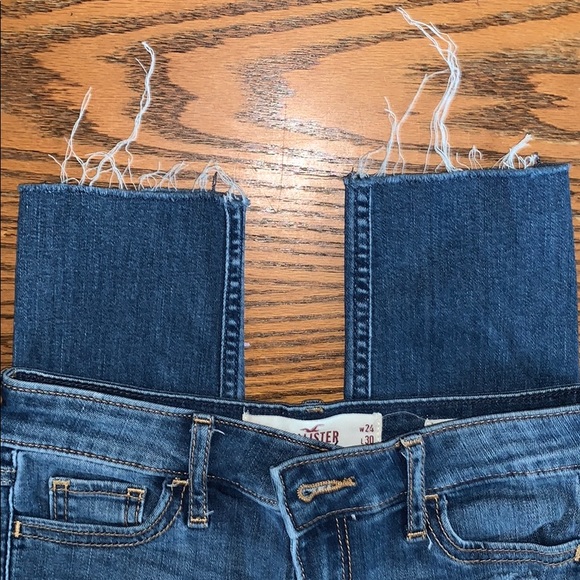 🔴SOLD🔴 Dark Wash Hollister Ripped Jeans - Picture 5 of 10